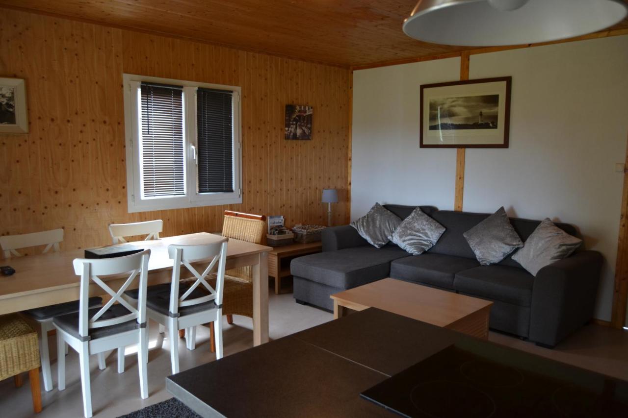 Beautiful Lake View 3 Bedroom Chalet. Saint-Manvieu-Bocage Екстер'єр фото